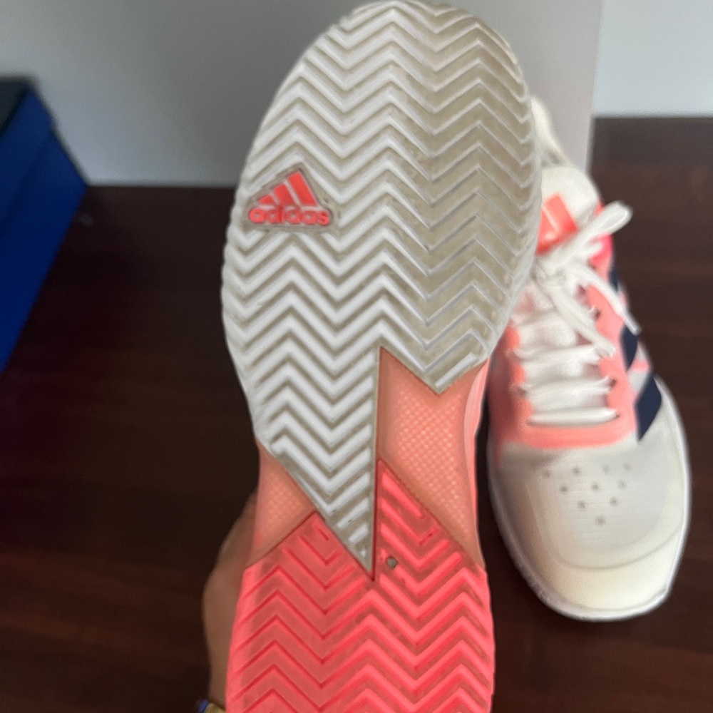 Women’s ADIDAS barricade tennis shoes - Picture 5 of 8